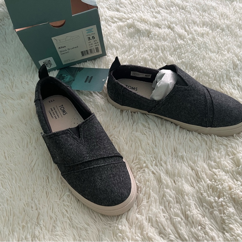 Tom’s boys slip on sneaker NEW black denim size 3.5